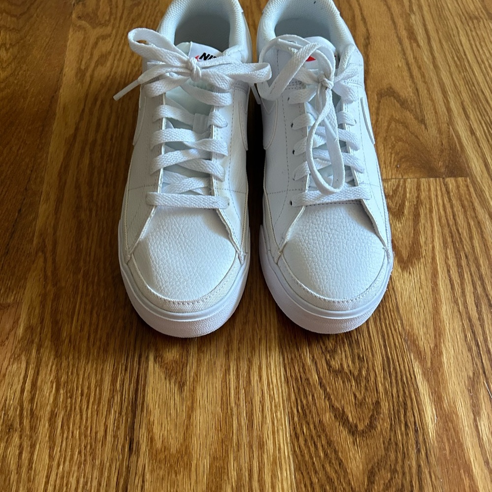 Nike White Athletic Shoes with Smooth Upper and Padded Tongue